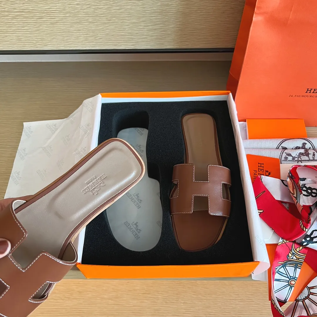 P480👟👟 Hermès) The packaging has been upgraded, and the layout and workmanship materials have been upgraded. Hermes®🔴Handmade Shoes✨✨ Product Hermès Slippers🐎 —————————— The 2023 early spring new style is the same as the original version, purely handmade by masters! ❥High-end customization, exclusive products, industry❥Using: Hermers upper: Italian imported cowhide + original custom-grade Australian sheepskin feet + genuine leather outsole (pursuing walking comfort) ✨~~〰〰〰〰❥ Packaging: ✔🚦Pay attention to the exclusive packaging 〰Original quality on sale━━━━Hermes━━━━━ size: 35-40 (34.41.42 custom-made, non-refundable)